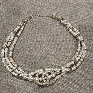 Chic Pearl and Gold Necklace